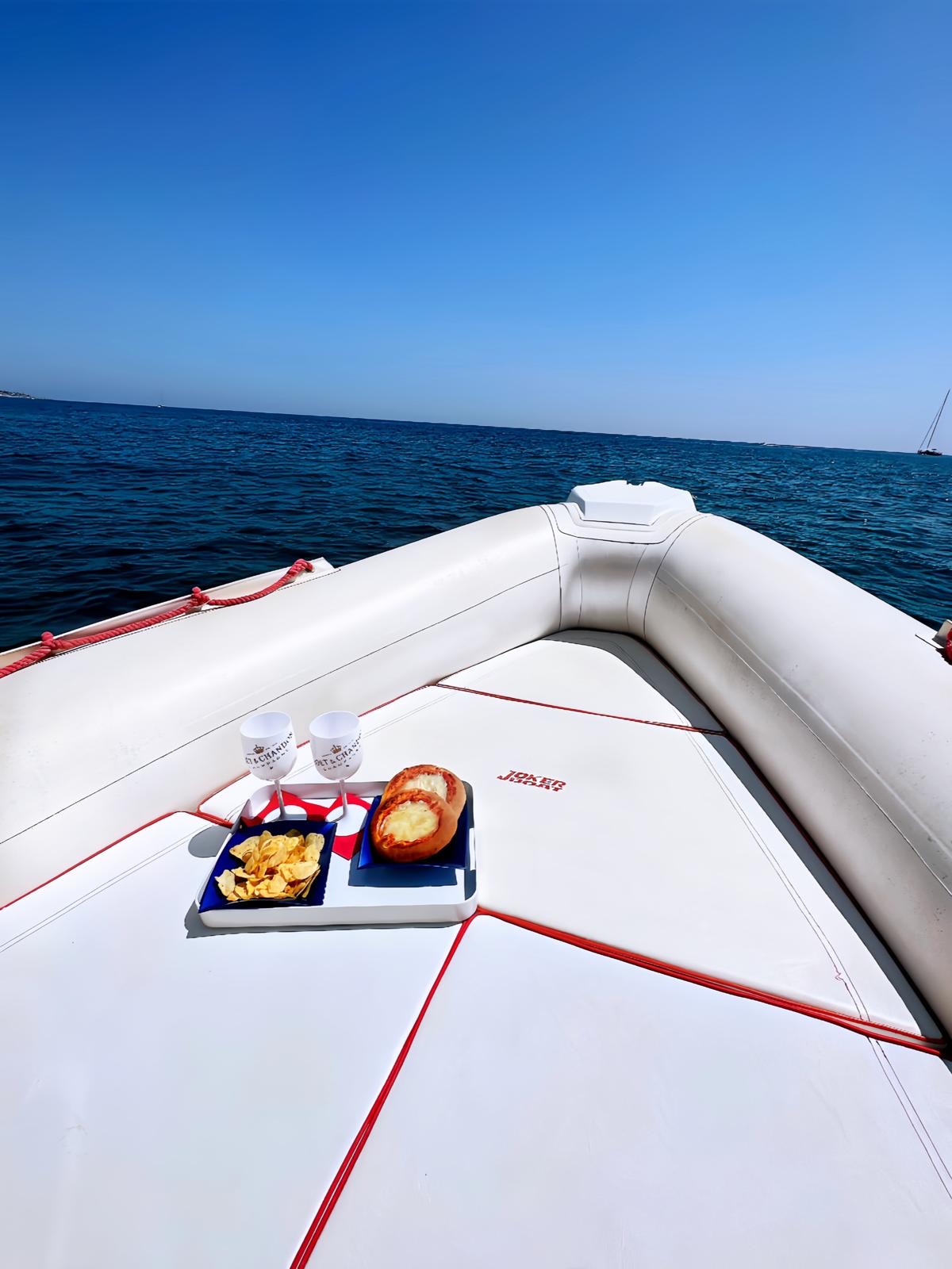 Aperitivo con champagne e stuzzichini sulla prua del gommone