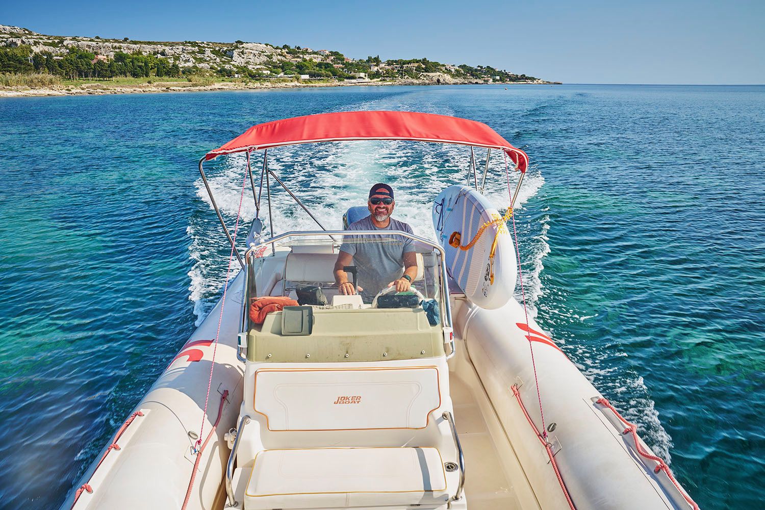 Capitano Alessandro alla guida del gommone in navigazione