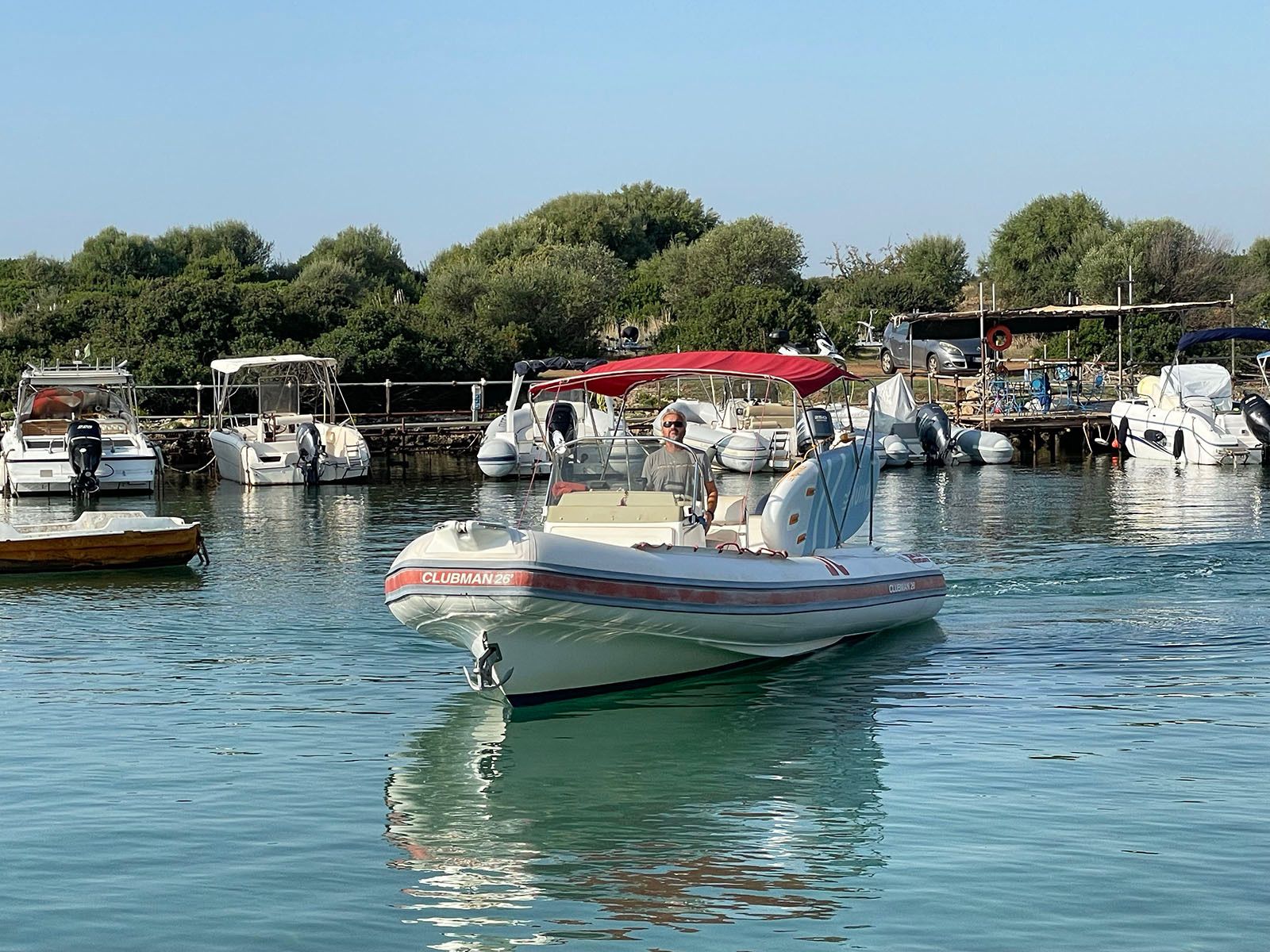 Il gommone Mare con Ale ormeggiato alla Marina di Ognina
