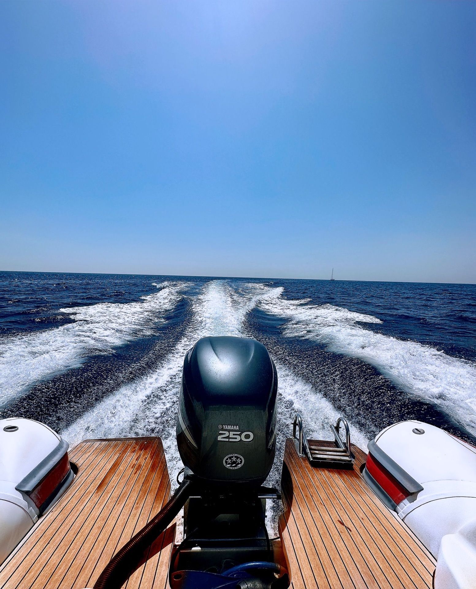 Scia del gommone in navigazione verso l'orizzonte siciliano