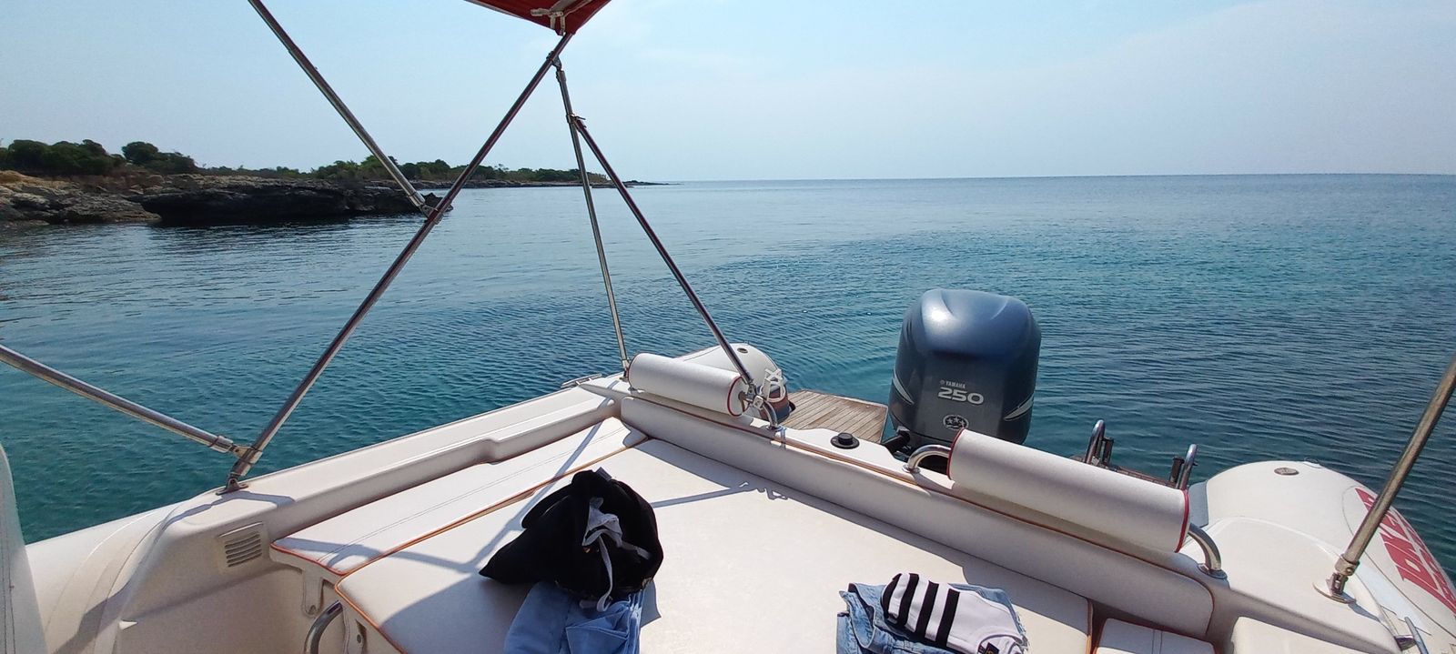 Vista dalla prua del gommone su una caletta tranquilla