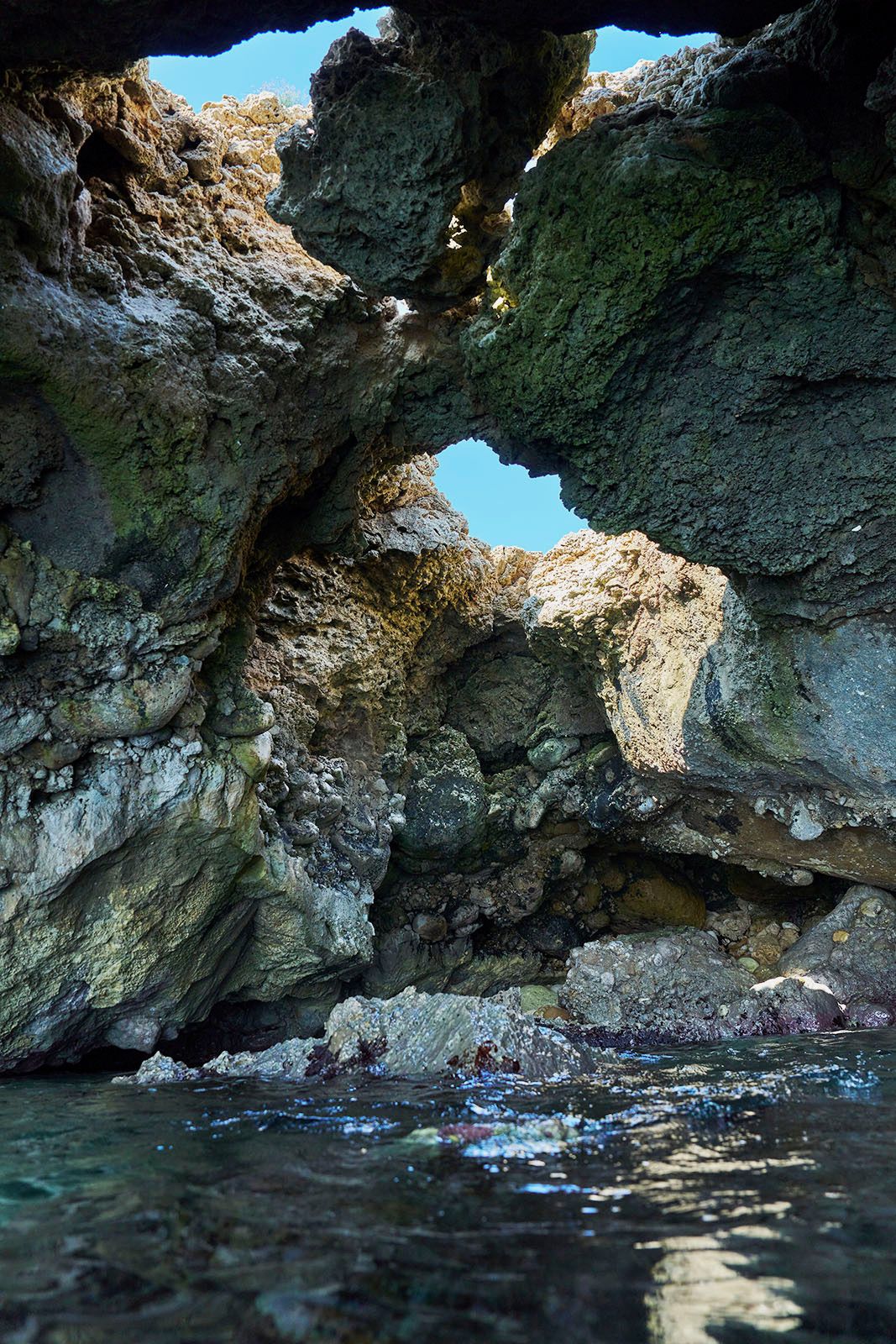 Interno di una grotta marina con luce naturale e acqua cristallina
