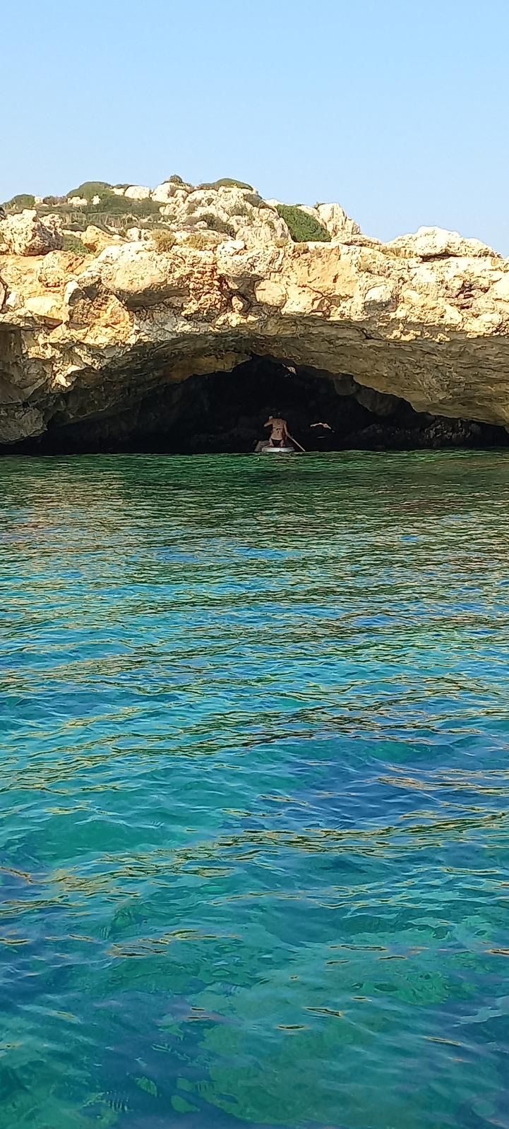 Esplorazione di una grotta marina in SUP