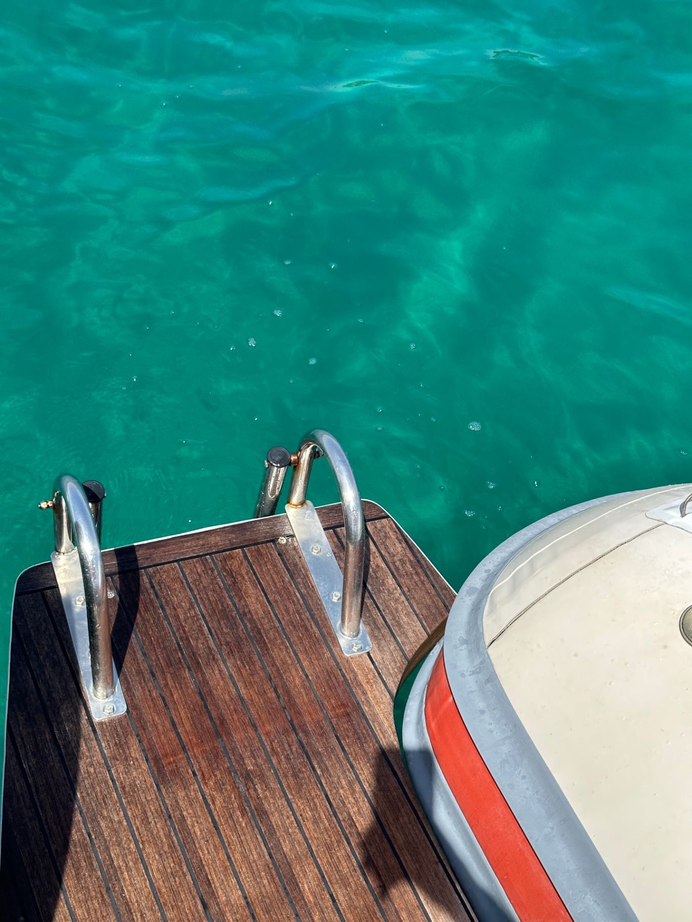 Scaletta del gommone su acqua turchese cristallina