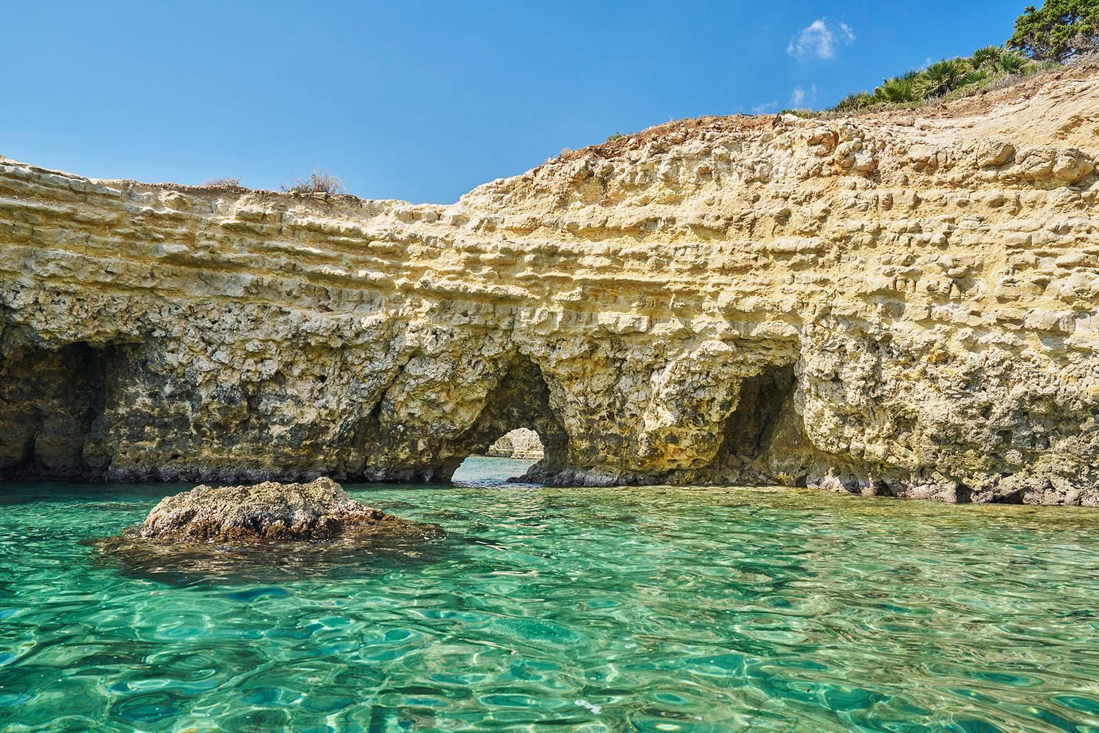 Arco naturale di roccia sulla costa di Siracusa
