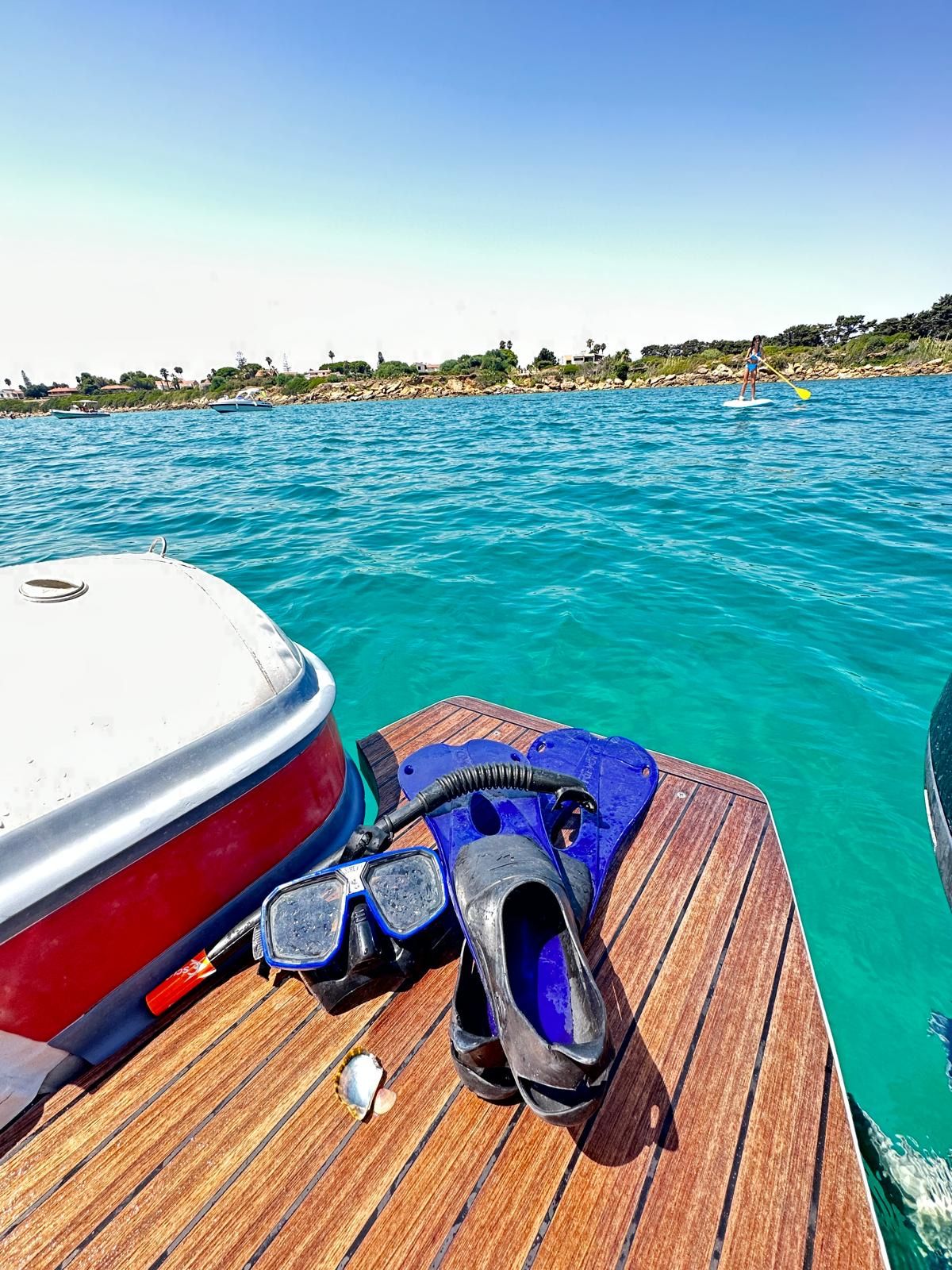 Maschera, pinne e SUP pronti per snorkeling